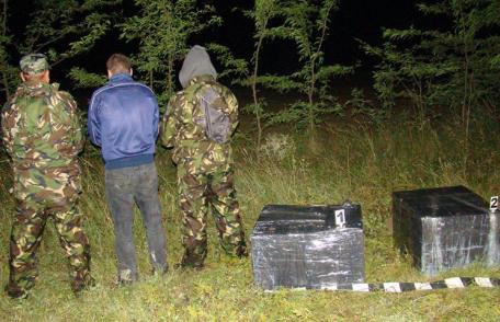 Contrabandişti surprinşi cu ţigările în spate pe malul râului Prut - FOTO