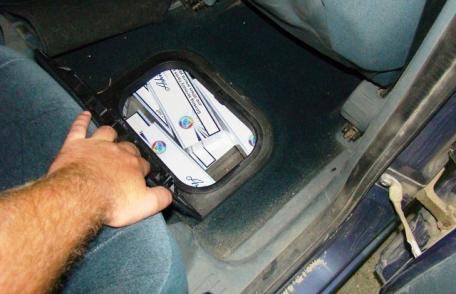 Aproximativ 6.000 de ţigarete descoperite în bara de protecţie faţă şi în podeaua unor autoturisme - FOTO