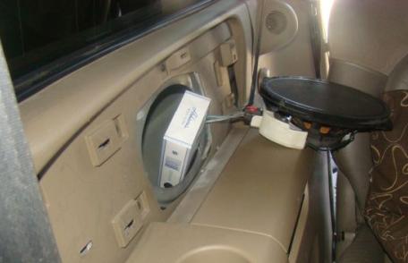 Ţigări de contrabandă ascunse în portiera unui autoturism de lux, descoperite la frontieră