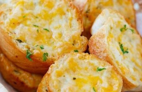 Bruschete cu parmezan şi usturoi