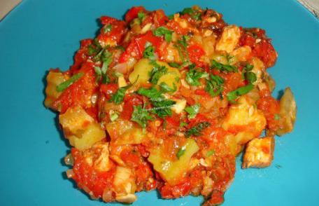 Mâncare de dovlecei cu piept de pui și roșii