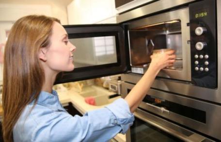 Ce se întâmplă în organism atunci când foloseşti cuptorul cu microunde