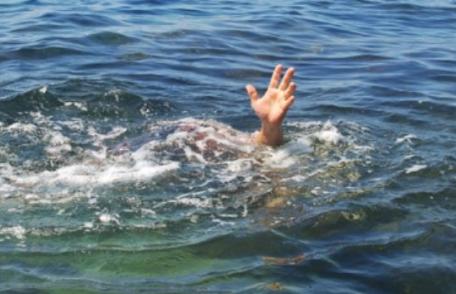 Înghiţit de ape în timp ce era la scăldat! Un copil de 13 ani s-a înecat într-un iaz