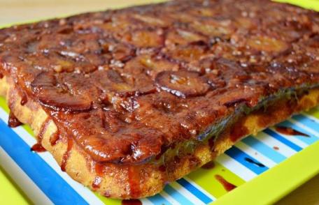 Prăjitură răsturnată cu prune