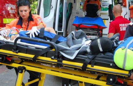 Două autoturisme puternic avariate în urma unei depășiri imprudente. O tânără a ajuns la spital!