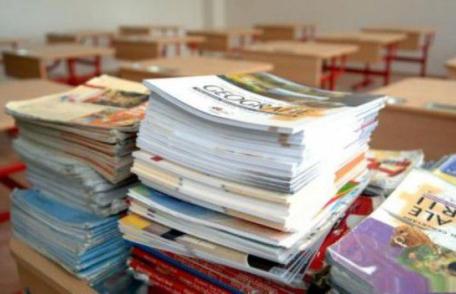 Elevii încep noul an fără manuale. Ministerul Educaţiei a întârziat procedura de achiziţionare a cărţilor