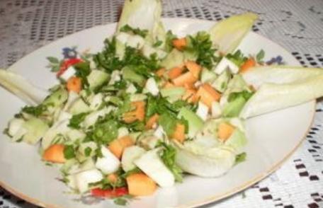 Salată de avocado cu țelină, morcovi și andive