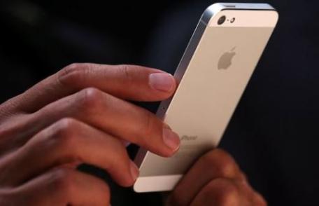 O firmă oferă 500.000 de dolari celor care găsesc erori de soft la Apple