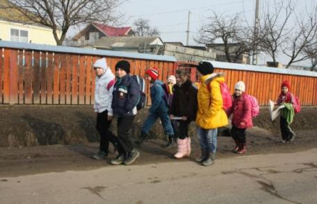 Profesorii și elevii navetiști ar putea avea locuințe de serviciu