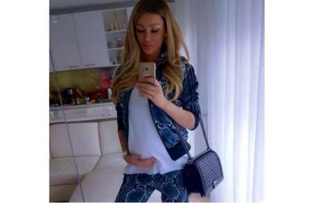 Bianca Drăgușanu şi-a arătat, în sfârşit, burtica. Mai are o lună şi jumătate până când va naşte