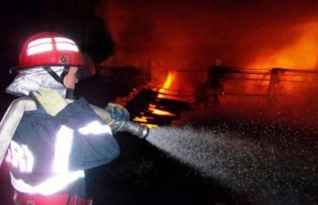 Casă incendiată la Coțușca după o despărţire prin sms