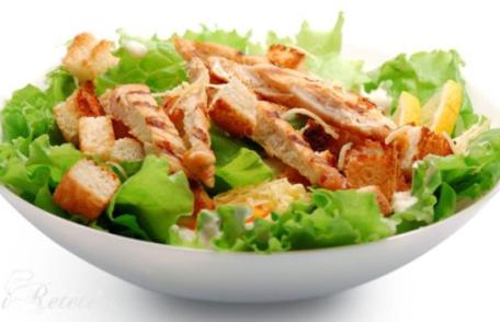 Salată din piept de pui cu crutoane