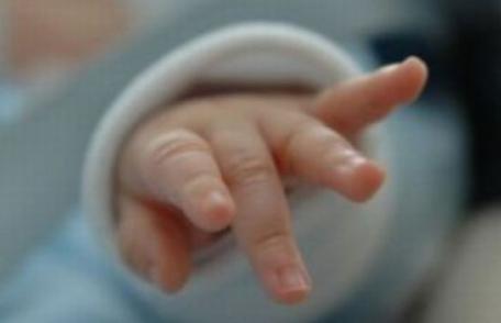 Bebeluș suspect de meningoencefalită transportat de la Dorohoi la Iași