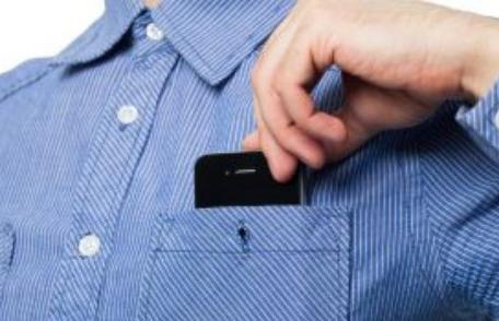 De ce nu trebuie să ţii niciodată telefonul în buzunarul de la piept