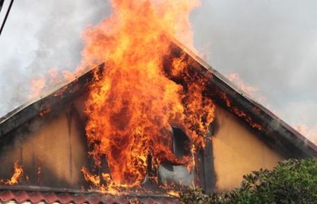 Casă cuprinsă de flăcări la Hudești. Proprietarul a decedat iar soția acestuia a fost rănită