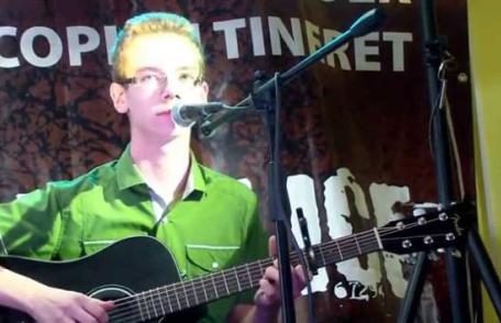 Un adolescent din Dorohoi, nominalizat în categoria celor mai buni tineri artiști folk ai anului 2015