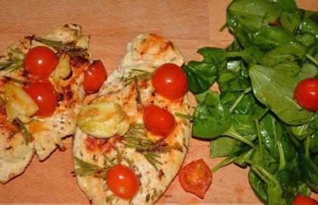 Piept de pui cu legume pe grill