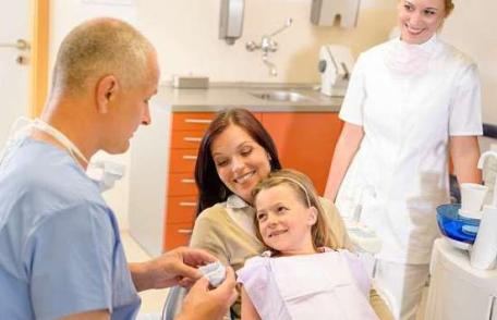 Câteva lucruri pe care trebuie să le ştie un părinte înainte de a-i pune copilului aparat dentar