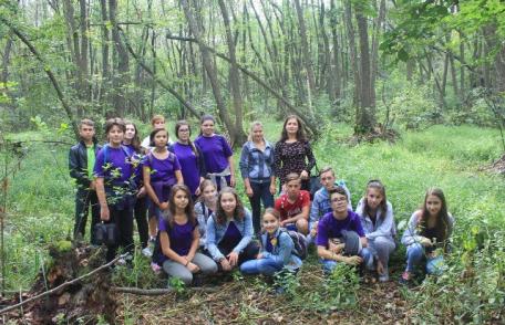 Activitate de promovare locală a 15 elevi voluntari din județul Botoșani care au umblat „Pe cărările nebănuite ale județului” - FOTO