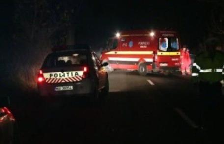 Au plecat la nuntă, dar au ajuns la spital după ce au intrat cu mașina într-un cap de pod