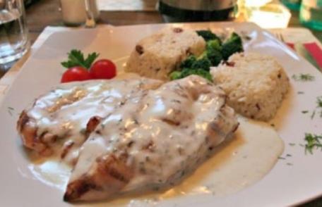 Pui în sos cremos de vin alb