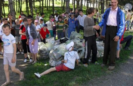 Șc. Ion Pillat Dorohoi: Ziua Mondiala a Mediului, marcată de elevi printr-o acțiune de ecologizare