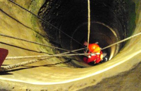 Pompieri au intervenit pentru scoatere a trei persoane căzute într-un bazin. Pentru un bărbat de 61 de ani a fost prea târziu!