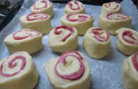 Rulouri cu salam și cașcaval