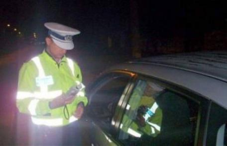 Șofer prins conducând băut şi fără permis