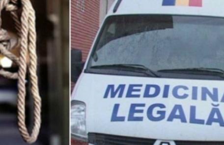 Mod cumplit de a încheia socotelile cu viața. Tânără de 29 de ani găsită spânzurată în curtea casei