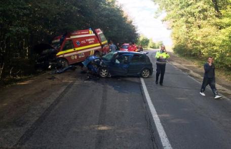 Accident grav. Ambulanţă SMURD lovită de o maşină cu patru oameni în ea. Un dorohoian a acordat primul ajutor