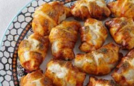 Mini croissante pizza cu șuncă și cașcaval