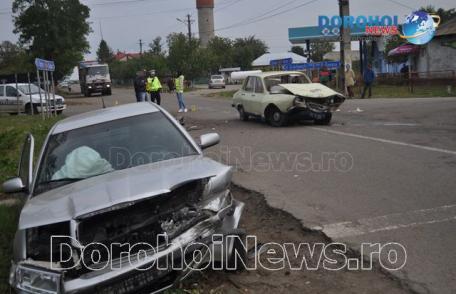 Accident violent între două autoturisme la Dragalina. Bărbat transportat de urgență la Spitalul Dorohoi - FOTO