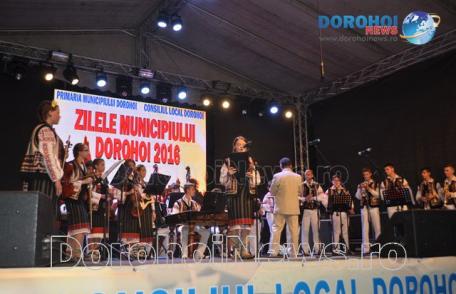Momente de folclor la Zilele Municipiului Dorohoi 2016 cu Ilie Caraș, Ștefania Rareș și Ansamblul „Mugurelul” – FOTO