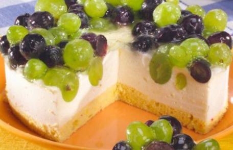 Prăjitură cu struguri şi cremă de brânză