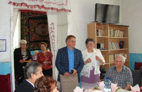 Vârstnicii s-au sărbătorit la ei acasă, dar cu prefectul Dan Nechifor - FOTO