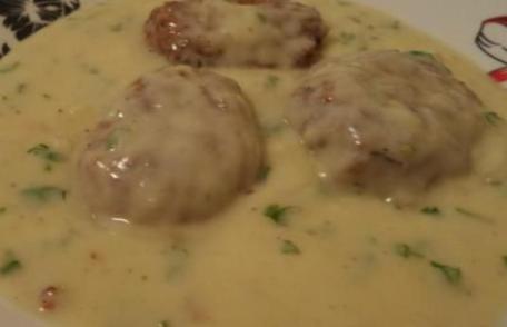 Chifteluțe cu sos de smântână și ciuperci
