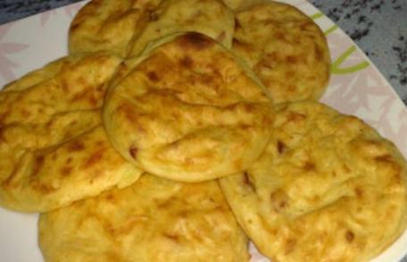 Plăcinte de cartofi cu bacon și brânză