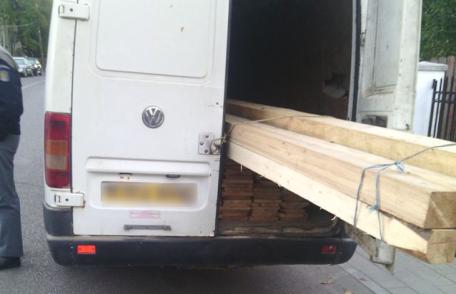 Material lemnos fără documente, confiscat de poliţiştii de frontieră dorohoieni - FOTO