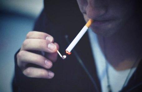 Trei elevi depistați în timp ce fumau în curtea unui liceu sancționați de jandarmi