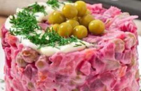 Salată de sfeclă roșie cu piept de pui și maioneză