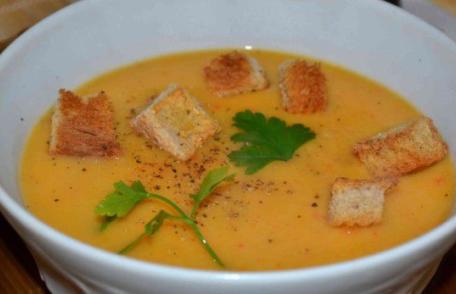 Supă cremă de morcovi și cartofi cu crutoane