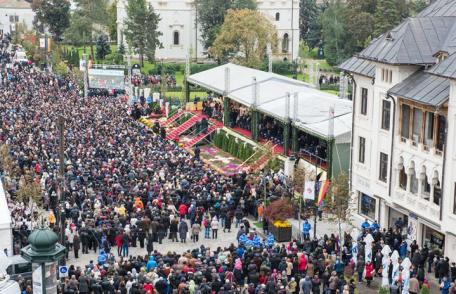 Aproximativ 15.000 de credincioși la slujba Sfintei Liturghii de hramul Sfintei Cuvioase Parascheva de la Iași