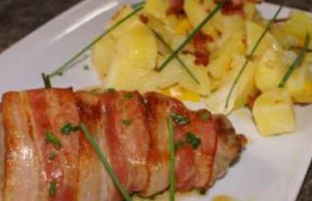 Muschiuleț de porc în bacon cu cartofi țărănești