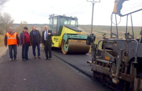 Lucrări de asfaltare pe un tronson din infrastructura rutieră județeană - FOTO