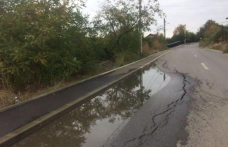 Primim la redacție – Stradă din Dorohoi recent asfaltată unde asfaltul a luat-o cu totul la vale - FOTO