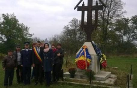 Ziua Armatei celebrată la Broscăuți cu flori și coroane la Monumentul Eroilor - FOTO