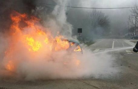 Maşină aprinsă de un scurtcircuit electric în timp ce se deplasa pe raza localităţii Cătămărăşti Deal