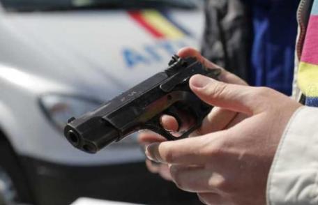 Două persoane ajunse la spital după o răfuială în trafic cu pistol, bâtă şi cuţit
