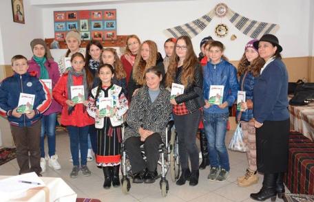 IHTIS: Poeta ANA–MARIA GÎBU în mijlocul elevilor din Dumeni și Vorniceni – FOTO